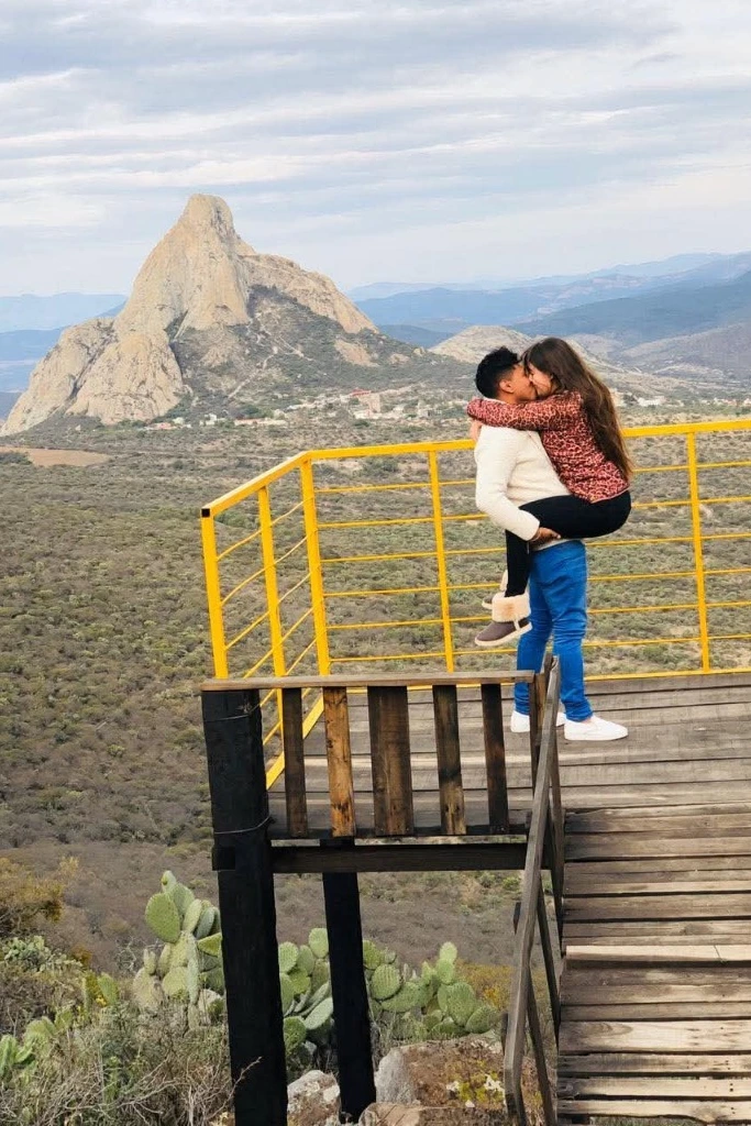 Gerardo y Giovana abrazados en el mirador